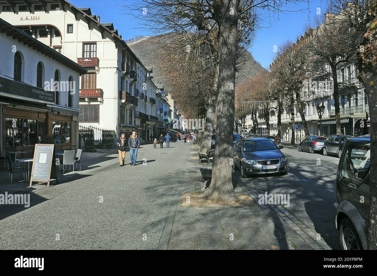 Centro histórico de bañeras de Luchón, también situado en la provincia de Haute-Garonne, en la región de Mediodía-Pirineos, Francia Foto de stock