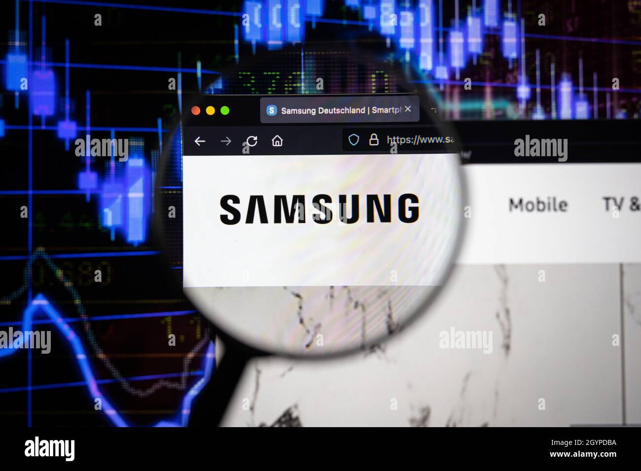El logotipo de la empresa Samsung en un sitio web con los desarrollos  borrosos del mercado de valores en el fondo, visto en una pantalla de  ordenador a través de una lupa