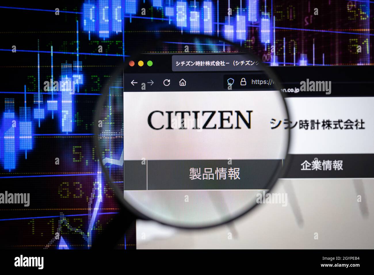 Logotipo de la empresa ciudadana en un sitio web con gráficos borrosos del mercado de valores en el fondo, visto en una pantalla de ordenador a través de una lupa. Foto de stock