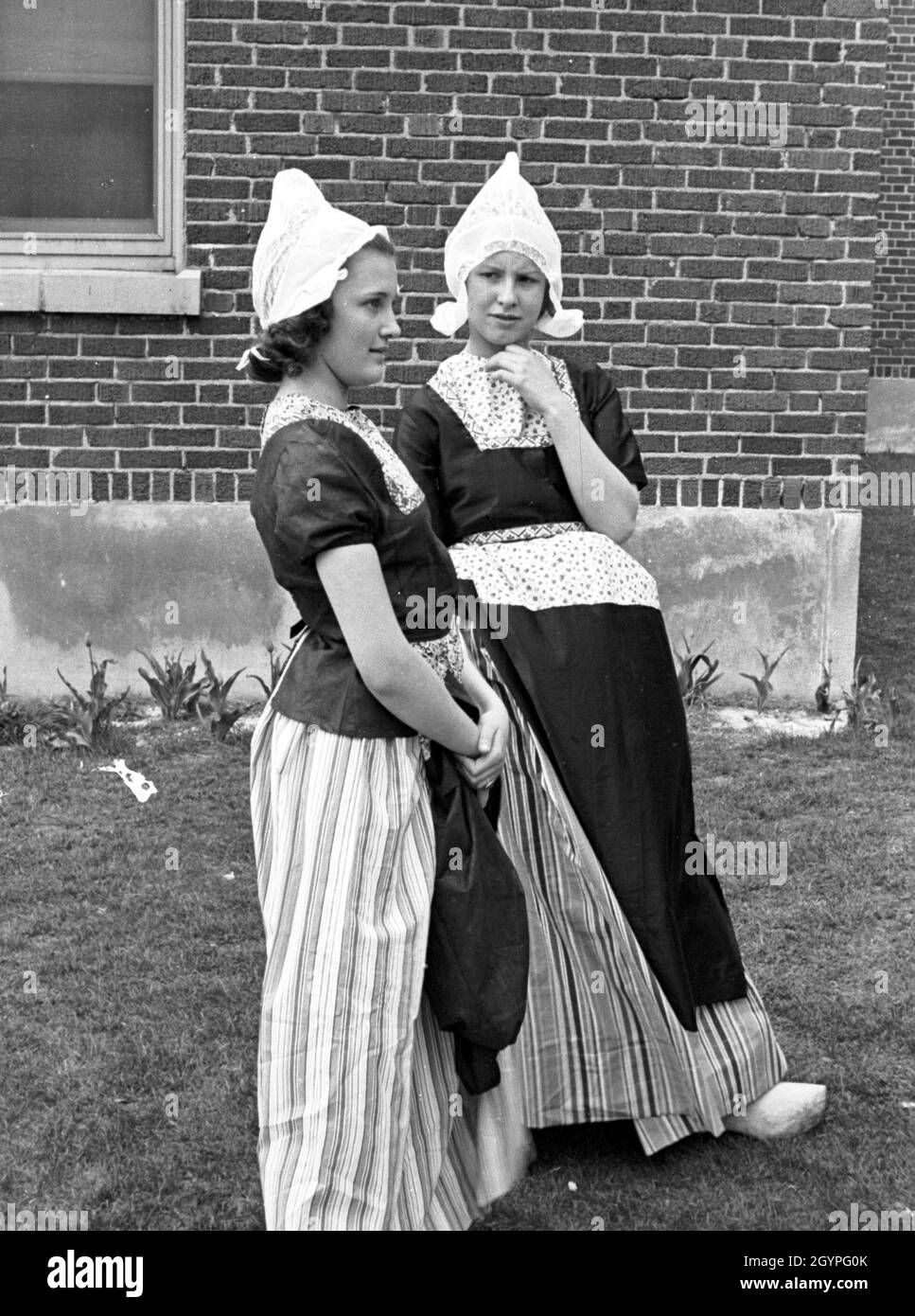 Niñas vestidas para el desfile de tiempo de tulipanes en Holanda Michigan 1939 Foto de stock