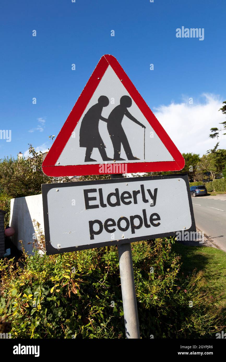 Un letrero de advertencia de personas mayores en la carretera en el Reino Unido Foto de stock
