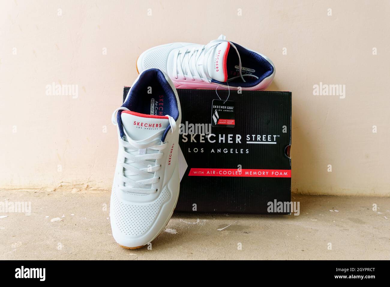 Volzhsky, Rusia-26 de septiembre de 2021: Zapatillas de lona blancas de los  ángeles. SKECHERS es una compañía de zapatos estadounidense fundada por el  CEO Robert Greenberg y su hijo Mic Fotografía de