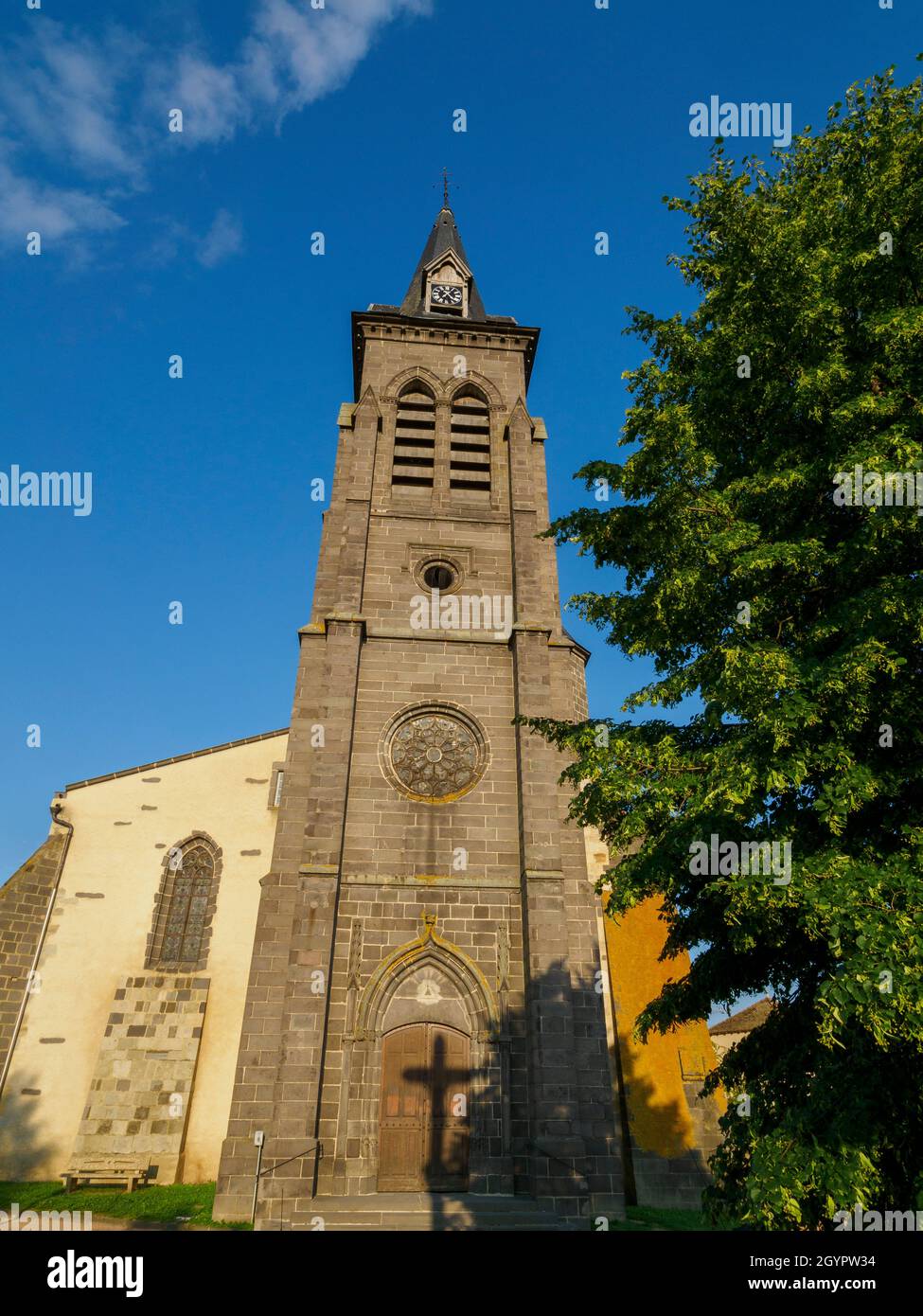 Campanario, iglesia de Saint-Étienne de Maringues, Maringues, Auvernia, Francia. Foto de stock