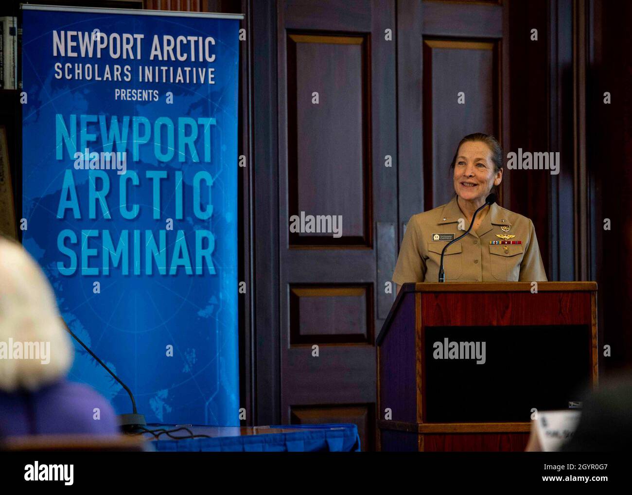 200122-N-LW865-0012 NEWPORT, R.I. (Enero 22, 2020) ADM trasero. Shoshana S. Chatfield, presidente de la Escuela Naval de Guerra de los Estados Unidos (NWC), da las palabras de apertura en el Seminario Ártico de Newport en la NWC el 22 de enero. El seminario de tres días de duración se centró en la discusión de las limitaciones, oportunidades y futuro de los foros y organizaciones regionales para la seguridad del Ártico. También exploró las ventajas y desventajas de la seguridad regional ártica, las razones oficiales y no oficiales para intervenir, las cuestiones político-militares y cómo las naciones pueden fortalecer sus navies para mantener canales abiertos de comunicación, prevenir y manejar Foto de stock