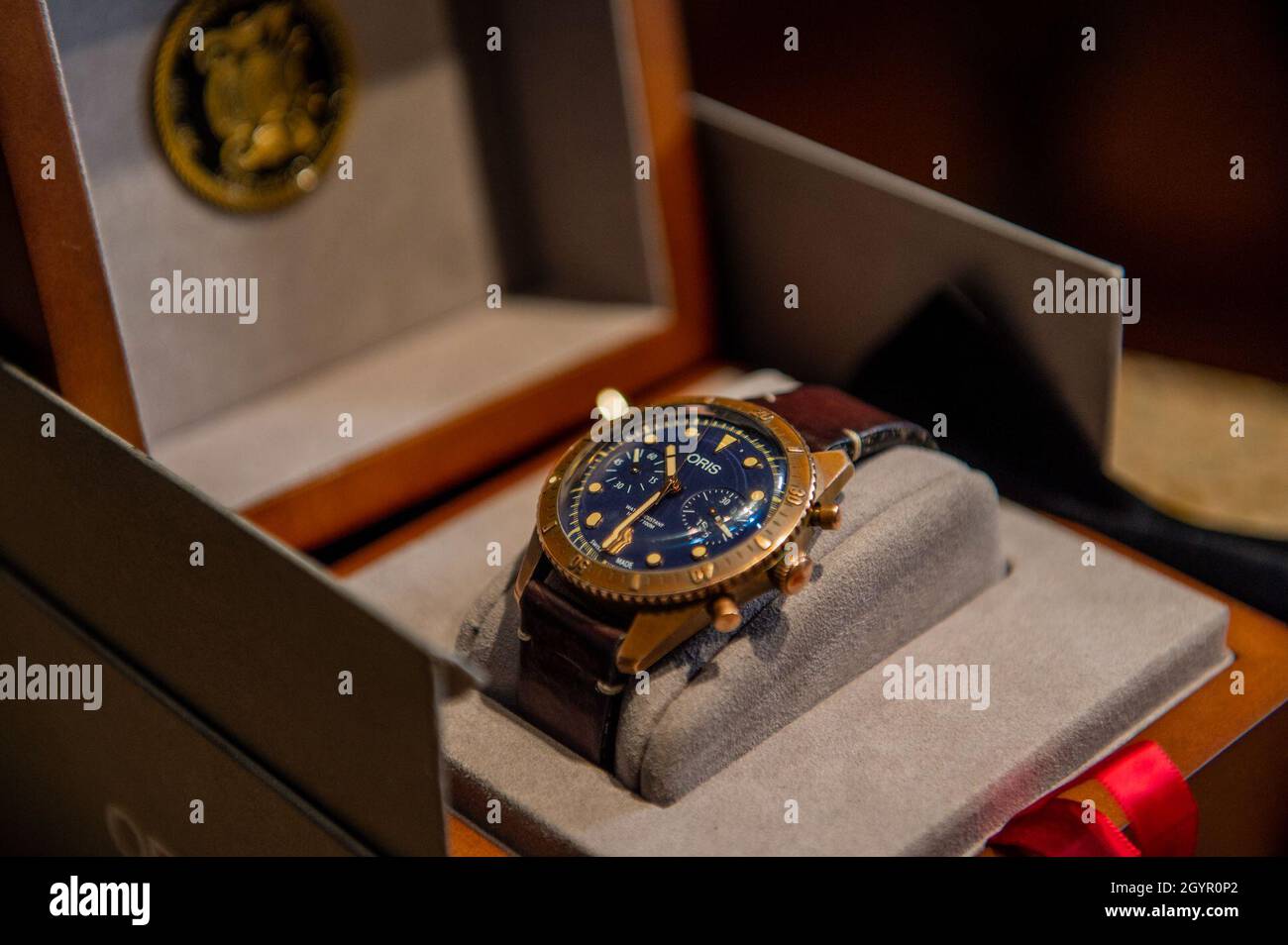Un reloj suizo de edición limitada se apoya en un caso de exhibición en  honor de Carl Brashear, el primer maestro afroamericano buzo en la historia  de la Marina de los Estados