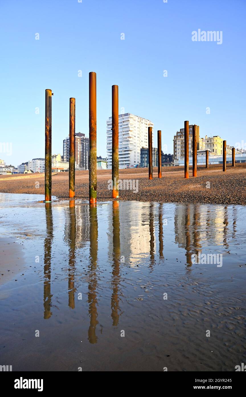 Brighton Reino Unido 9th Octubre 2021 - Las estructuras del muelle del viejo oeste se reflejan en la arena en la marea baja en una hermosa mañana soleada en Brighton ya que se pronostica un clima cálido y soleado para partes del Reino Unido hoy : Crédito Simon Dack / Alamy Live News Foto de stock