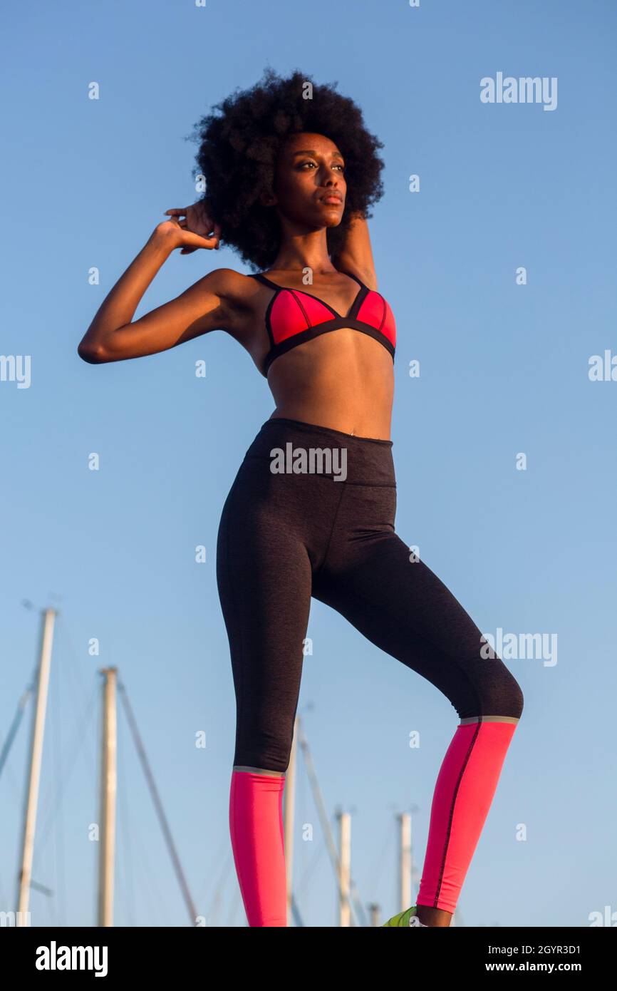 Chica en ropa deportiva fotografías e imágenes de alta resolución - Página  3 - Alamy