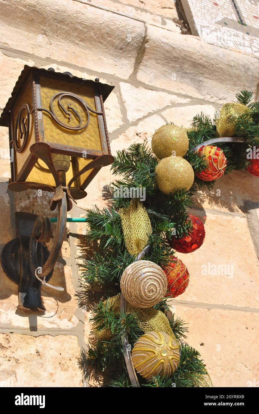 Decoración para la celebración de la Navidad, Iglesia Católica Griega en Mi'ilya en Israel Fotografía de stock - Alamy Decoración para la celebración de la Navidad, Iglesia Católica Griega en Mi'ilya en Israel Fotografía de stock - Alamy