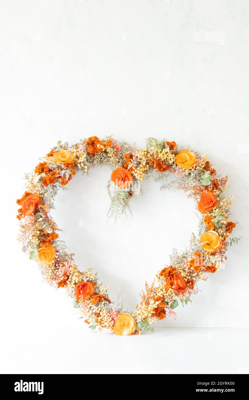 Colorido diseño floral en forma de corazón con fondo blanco Foto de stock