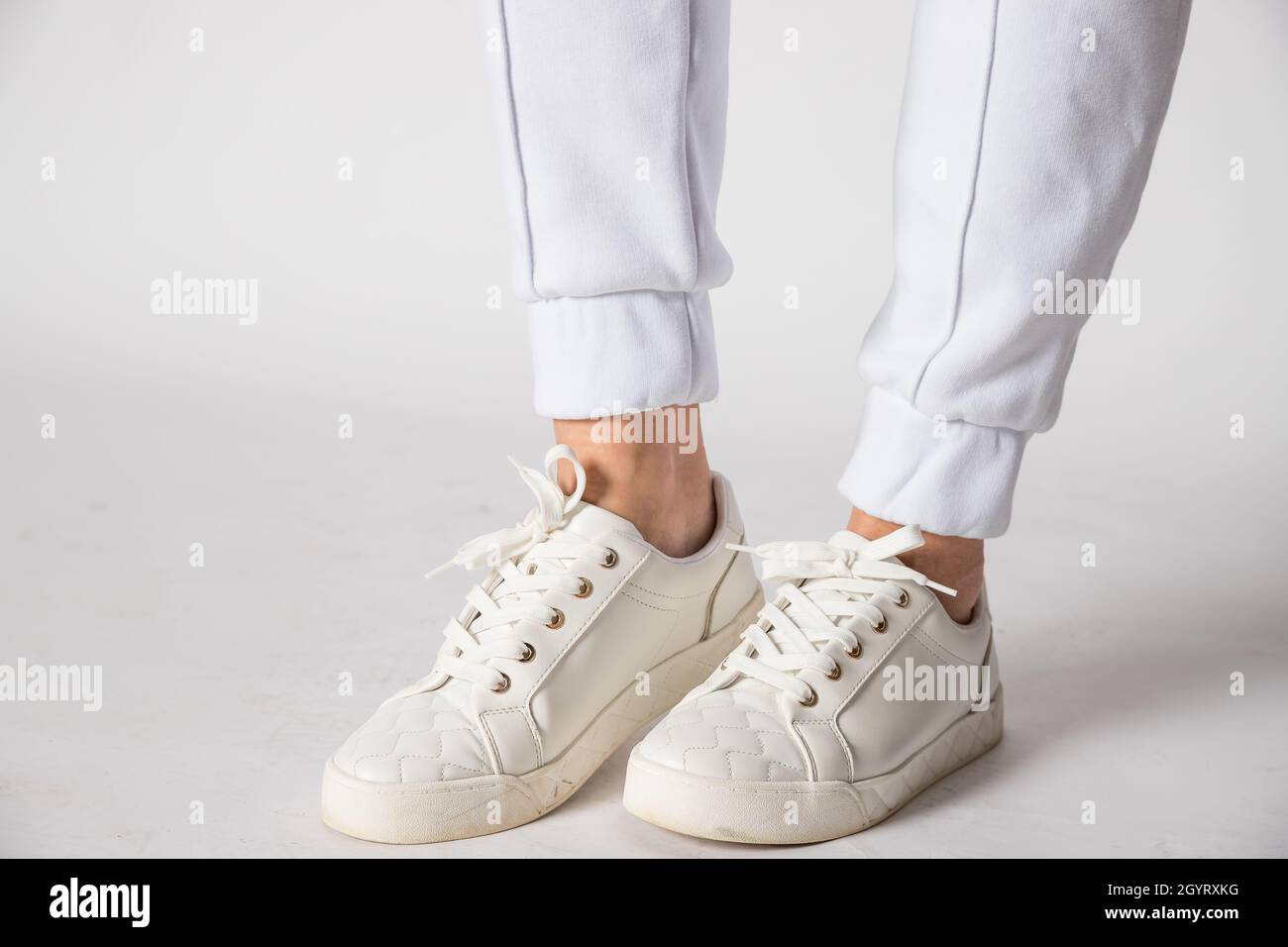 Modernas sneakers de piel blanca para mujer. Zapatillas con estilo. Diseño  sport. Botas hermosas para todas las condiciones meteorológicas. Ropa  informal Fotografía de stock - Alamy
