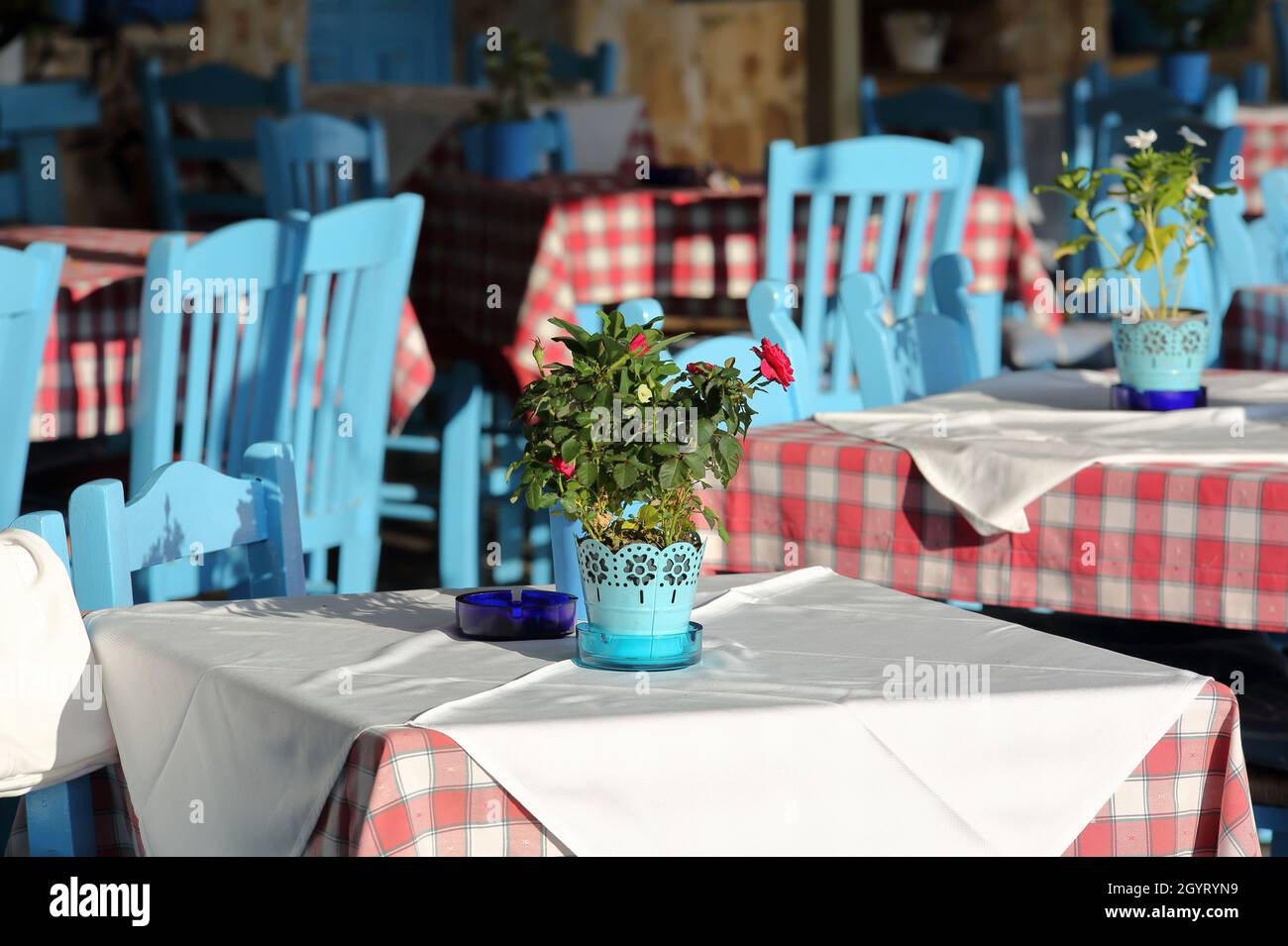 Restaurante de estilo mediterráneo tradicional en Chania, Creta, Grecia, sin gente Foto de stock