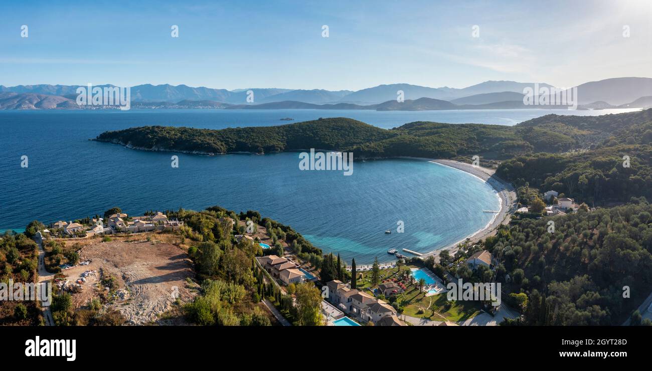 Vista panorámica aérea del paisaje de la playa de Avlaki en la costa norte de Corfú, Islas Jónicas, Grecia Foto de stock