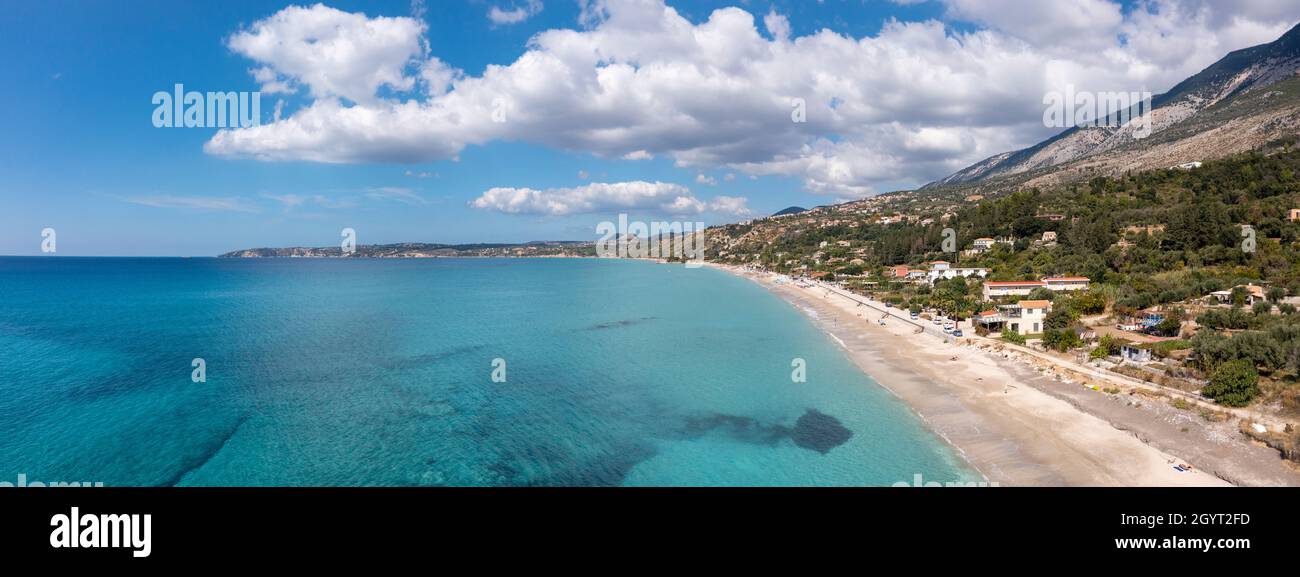 Vista panorámica aérea de la playa de Lourdas en la costa sur de Kefalonia, Islas Jónicas, Grecia Foto de stock