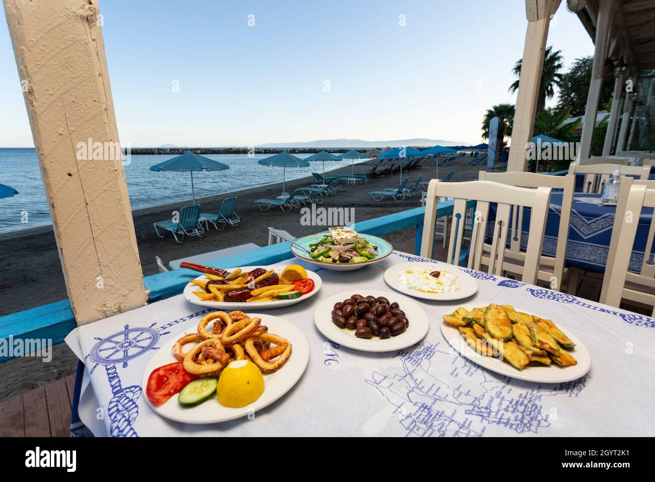 Una variedad de platos tradicionales griegos a la mesa de una taberna frente al mar en Katelios, Kefalonia, Islas Jónicas, Grecia Foto de stock