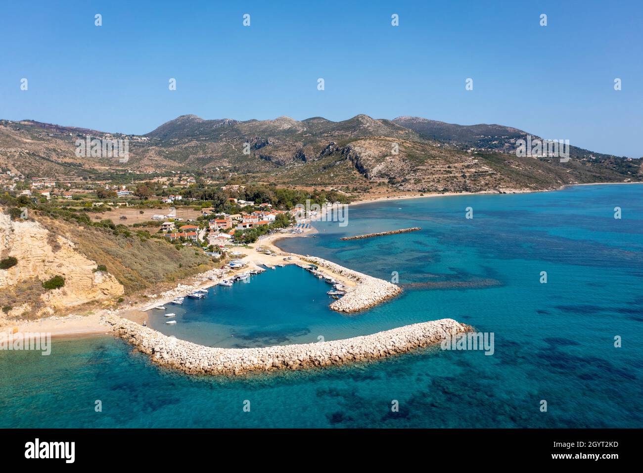 Vista aérea del paisaje costero del puerto de Katelios en la costa sur de Kefalonia, Islas Jónicas, Grecia Foto de stock
