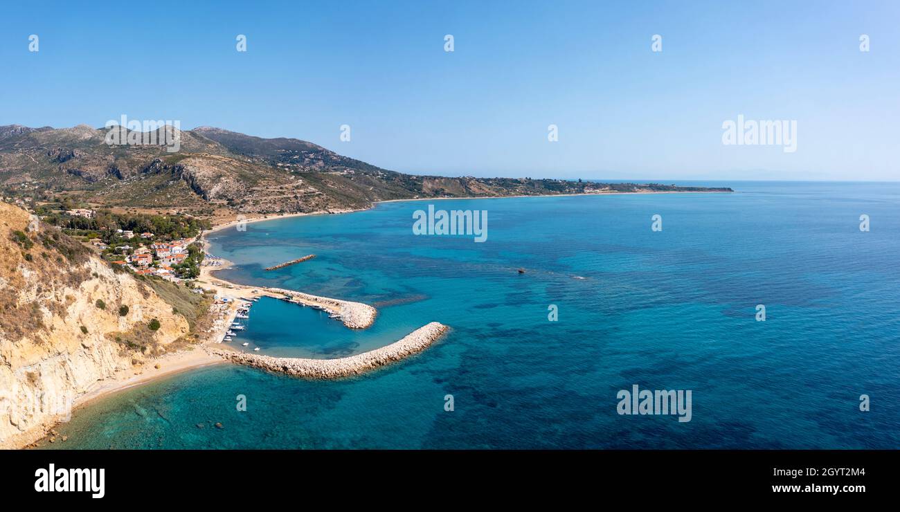 Vista panorámica aérea del puerto de Katelios en la costa sur de Kefalonia, Islas Jónicas, Grecia Foto de stock