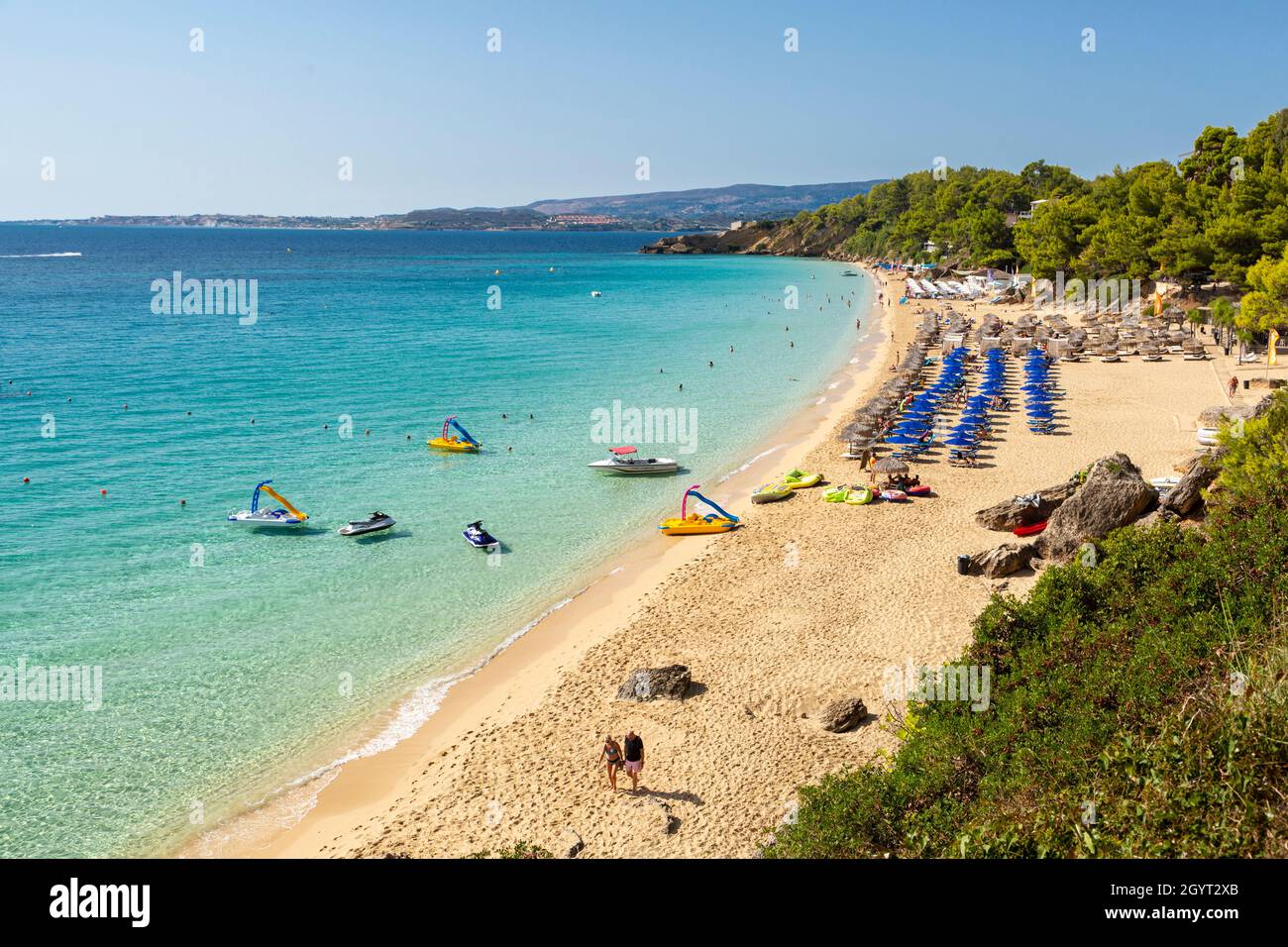 Las transparentes aguas de la playa de Makris Gialios - un popular lugar turístico cerca de Argostoli, Kefalonia, Islas Jónicas, Grecia Foto de stock
