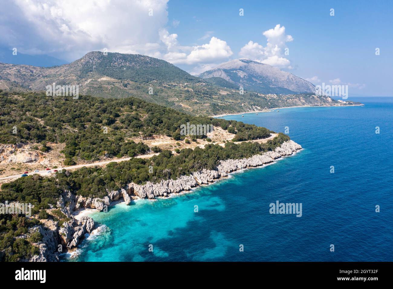 Vista costera aérea que muestra la playa de Kako Lagadi, entre Poros y Skala en la costa este de Kefalonia, Islas Jónicas, Grecia Foto de stock