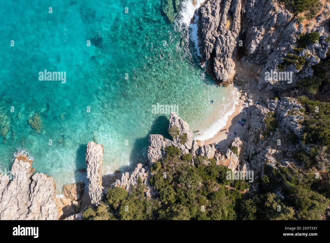 Vista aérea de la playa de Kako Lagadi, entre Poros y Skala en la costa este de Kefalonia, Islas Jónicas, Grecia Foto de stock