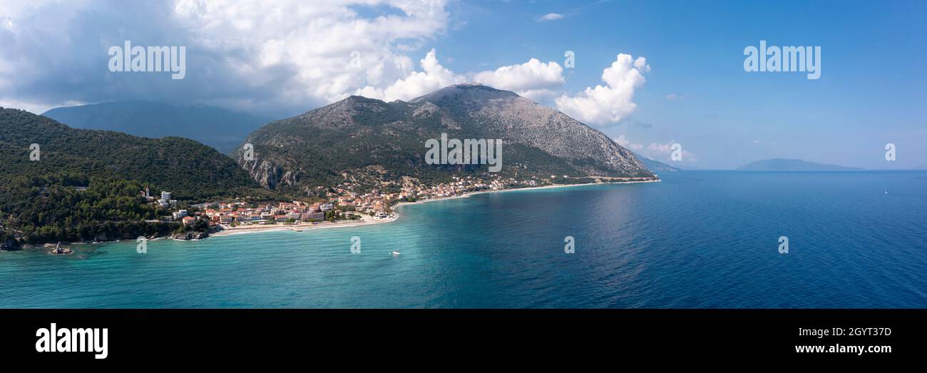 Vista panorámica aérea de la pequeña ciudad de Poros en la costa sureste de Kefalonia, Islas Jónicas, Grecia Foto de stock