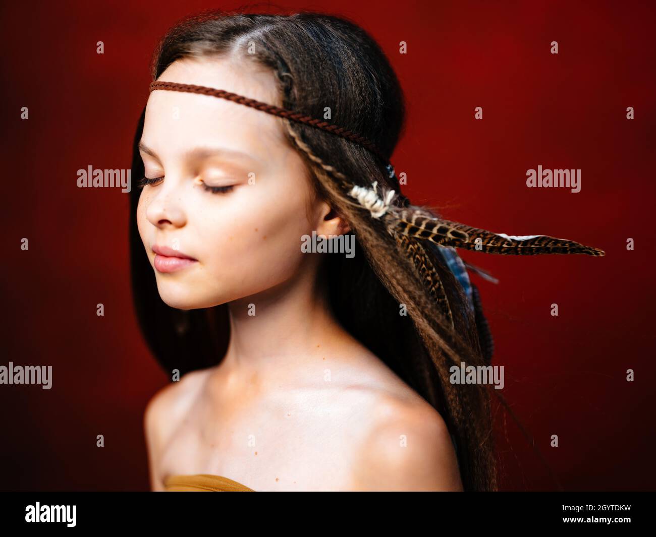 Lindo peinado chica apache etnicidad fondo rojo Fotografía de stock - Alamy