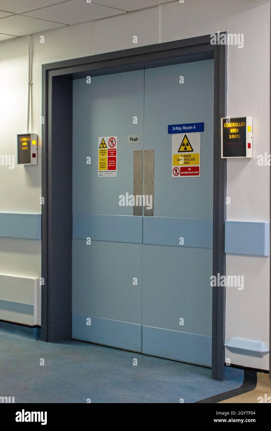 Puertas a la sala de rayos X Fotografía de stock - Alamy