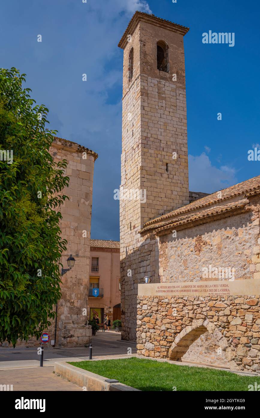 Vista de la ciudad del antiguo Montblanc fortificado en Tarragona, Catalunya, España, vertical Foto de stock