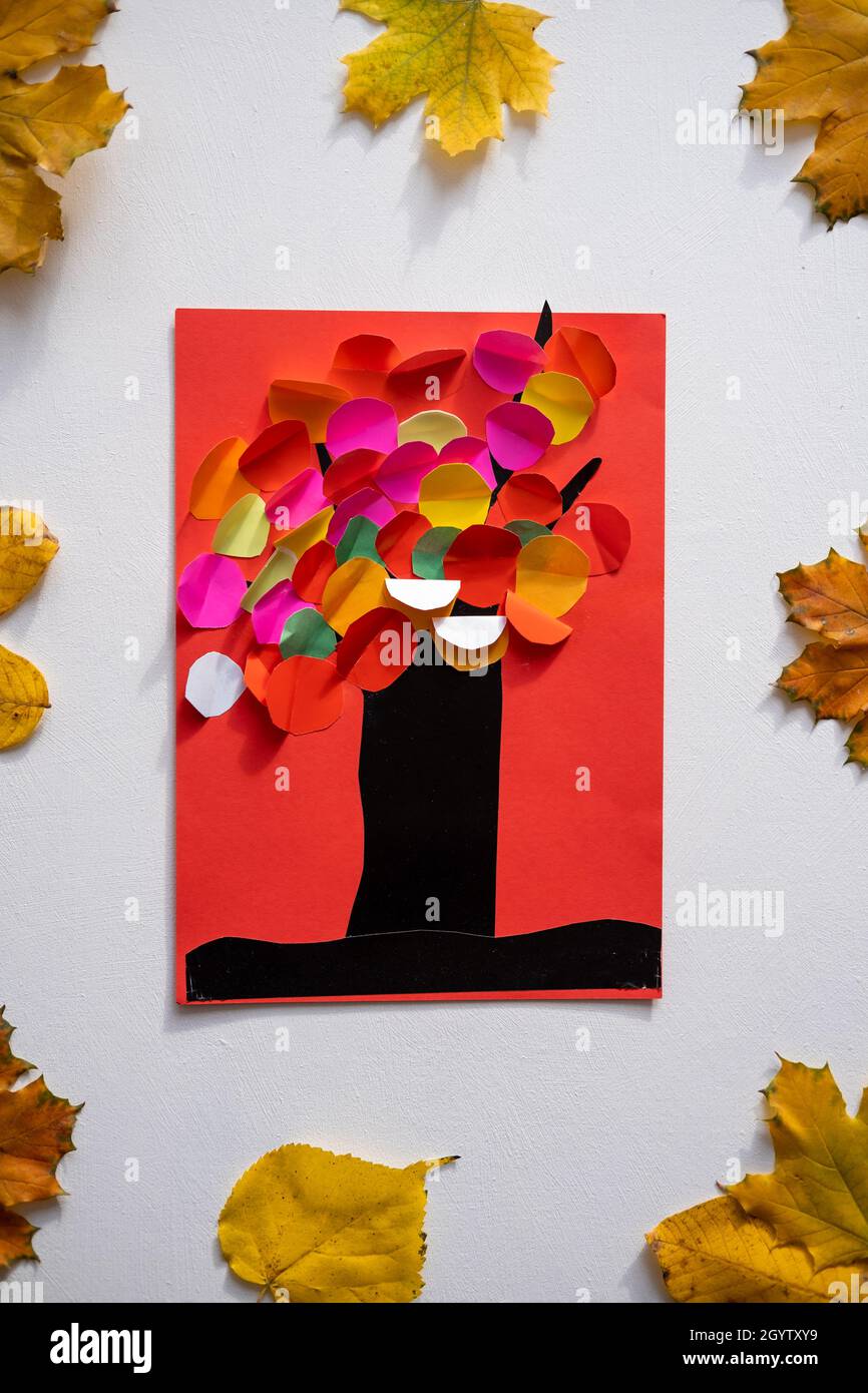 Arte de papel de otoño. Artesanías y creatividad para niños en otoño.  Actividades creativas, arte de papel cortado, artesanía fácil para los  niños. Árbol y rama de Fotografía de stock - Alamy