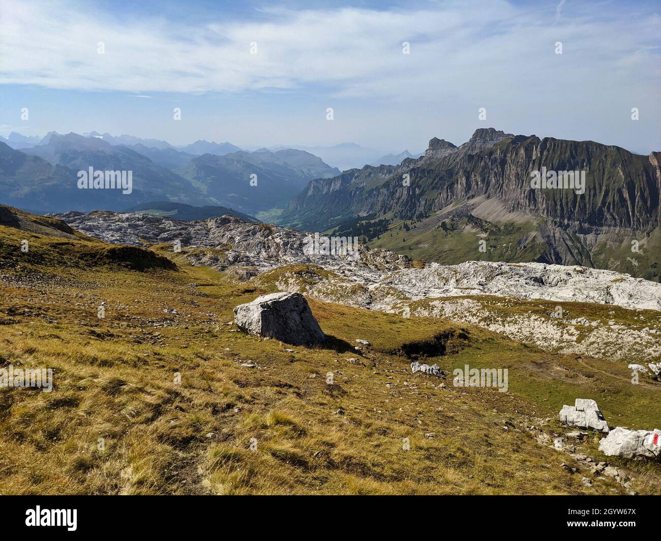 caminata otoñal en la hermosa suiza. actividad al aire libre escalada en una alta montaña. montañismo silbern im cantin uri Foto de stock