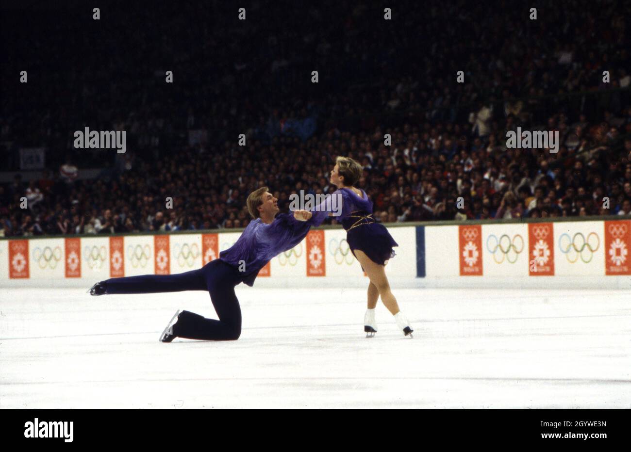 Jane Torvill y Christopher Dean realizar 'Bolero' durante el concurso de baile de hielo en las Olimpiadas de 1984 en Sarajevo, y por la que ganó la medalla de oro. Foto de stock