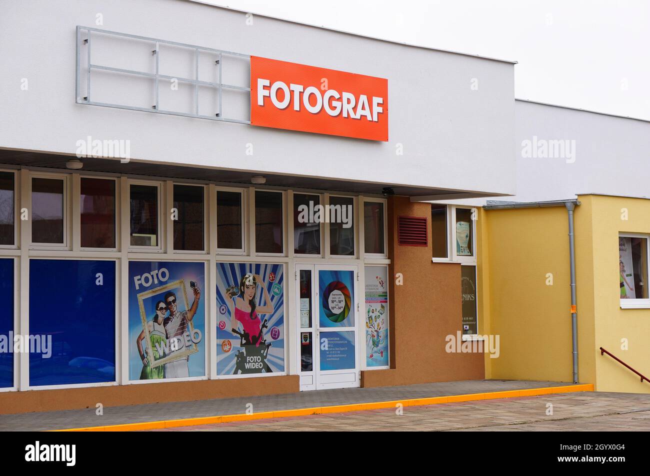 POZNAN, POLONIA - 25 de enero de 2015: La puerta de entrada al estudio fotográfico  Fotograf en Poznan durante el día Fotografía de stock - Alamy