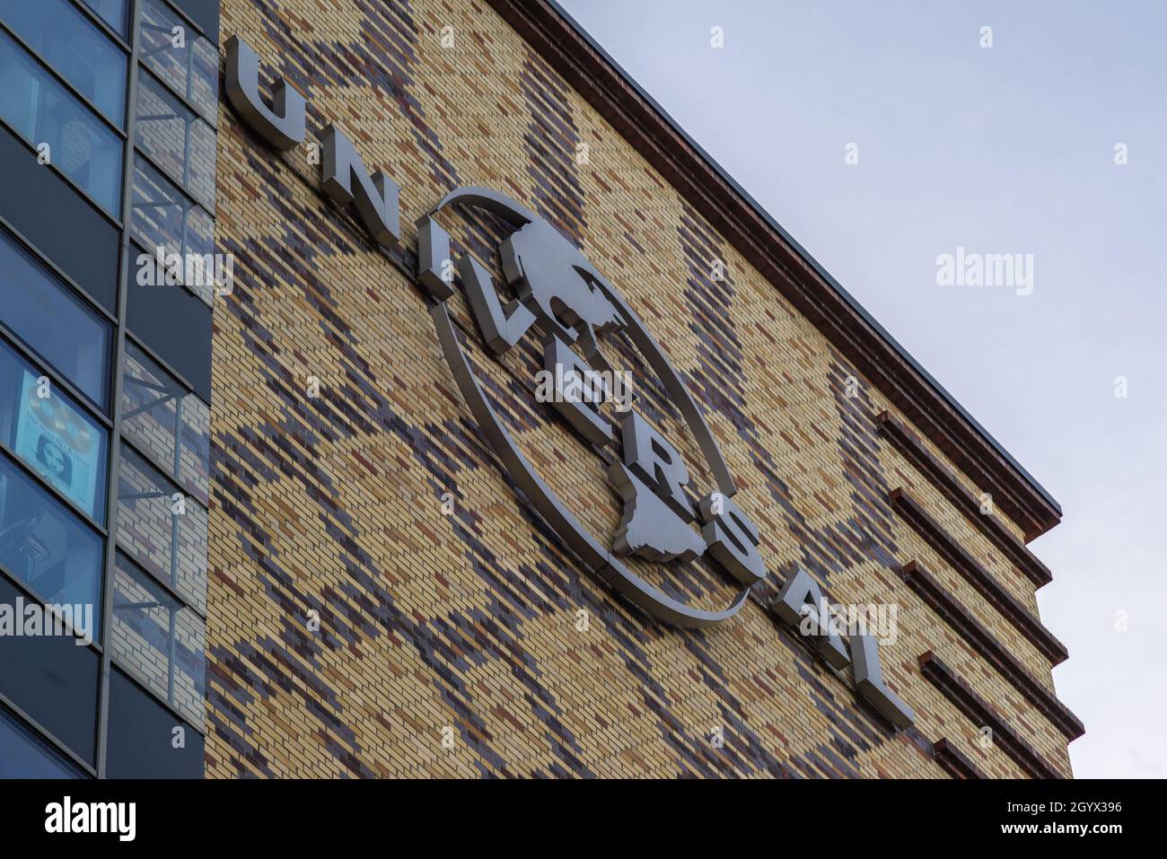 Edificio Universal Music a lo largo de Stralauer Allee en Friedrichshain, Berlín, Alemania Foto de stock