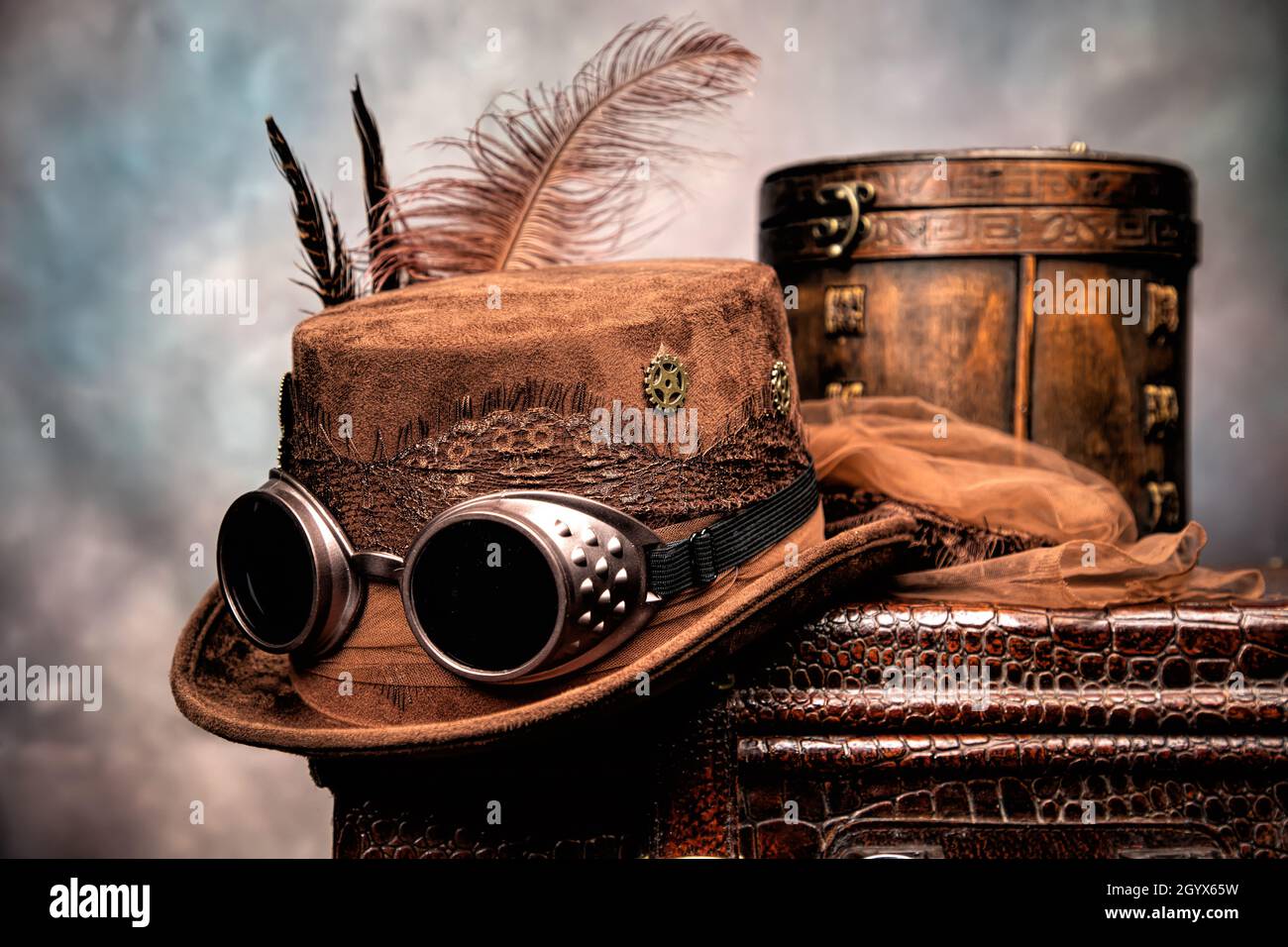 Un adolescente que llevaba gafas steampunk y un sombrero azul Fotografía de  stock - Alamy