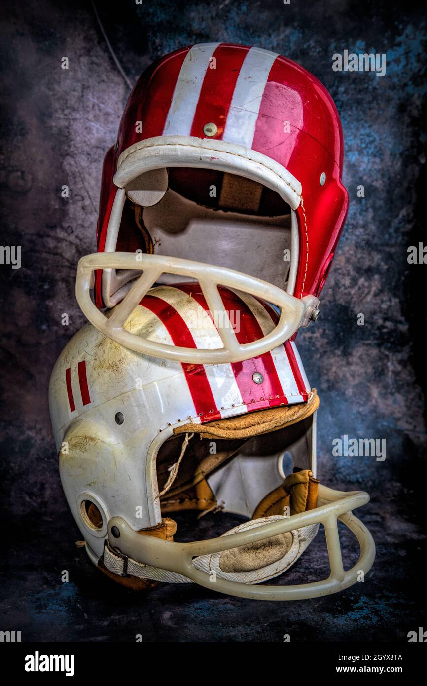 Cascos de fútbol y hombreras de para chicos vintage Fotografía de stock - Alamy