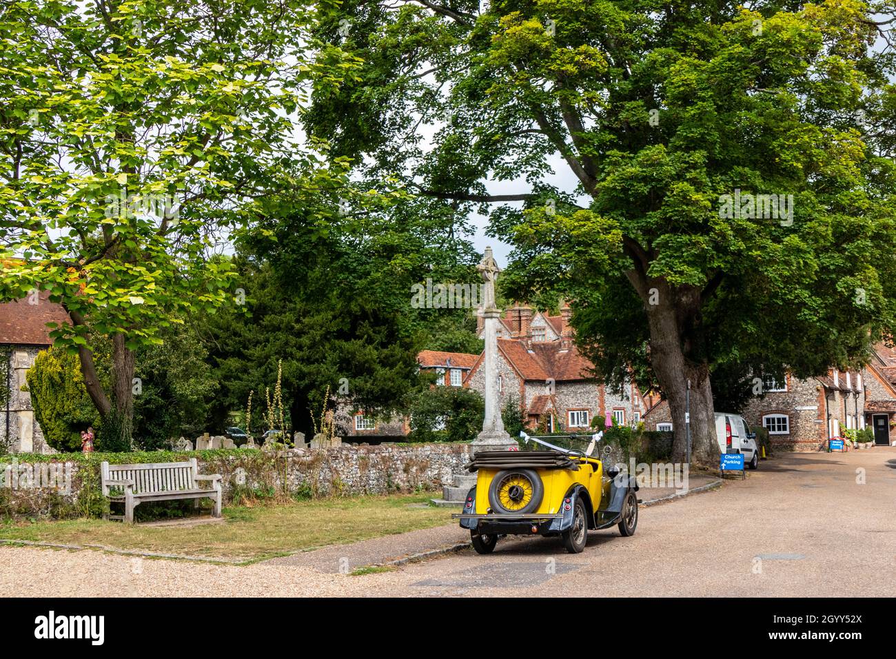 Un coche antiguo fuera de la iglesia en Hambleden, Oxfordshire, Inglaterra, Reino Unido Foto de stock