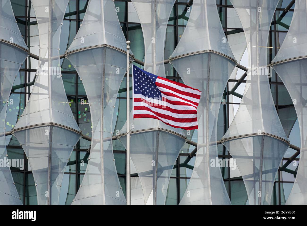 Bandera americana en la Embajada de los Estados Unidos de América en Nine Elms, Londres Inglaterra Reino Unido Reino Unido Foto de stock