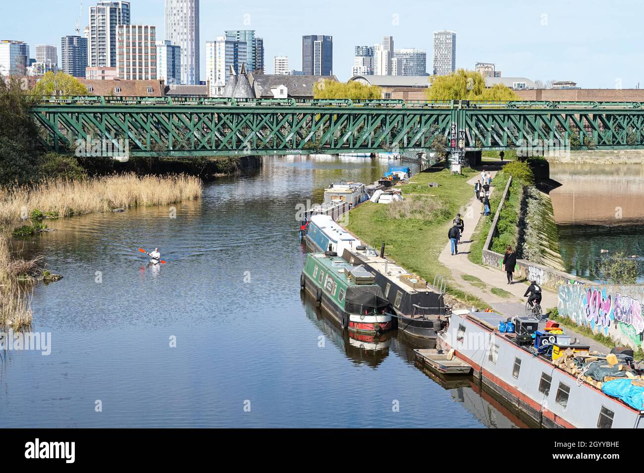 Gente que disfruta del tiempo soleado a lo largo del río Lea, Londres Inglaterra Reino Unido Reino Unido Foto de stock