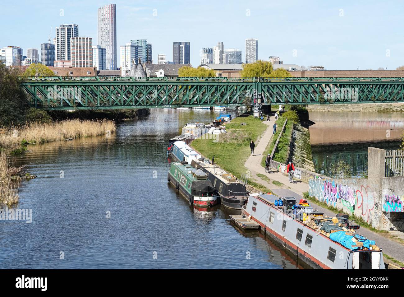 Gente que disfruta del tiempo soleado a lo largo del río Lea, Londres Inglaterra Reino Unido Reino Unido Foto de stock