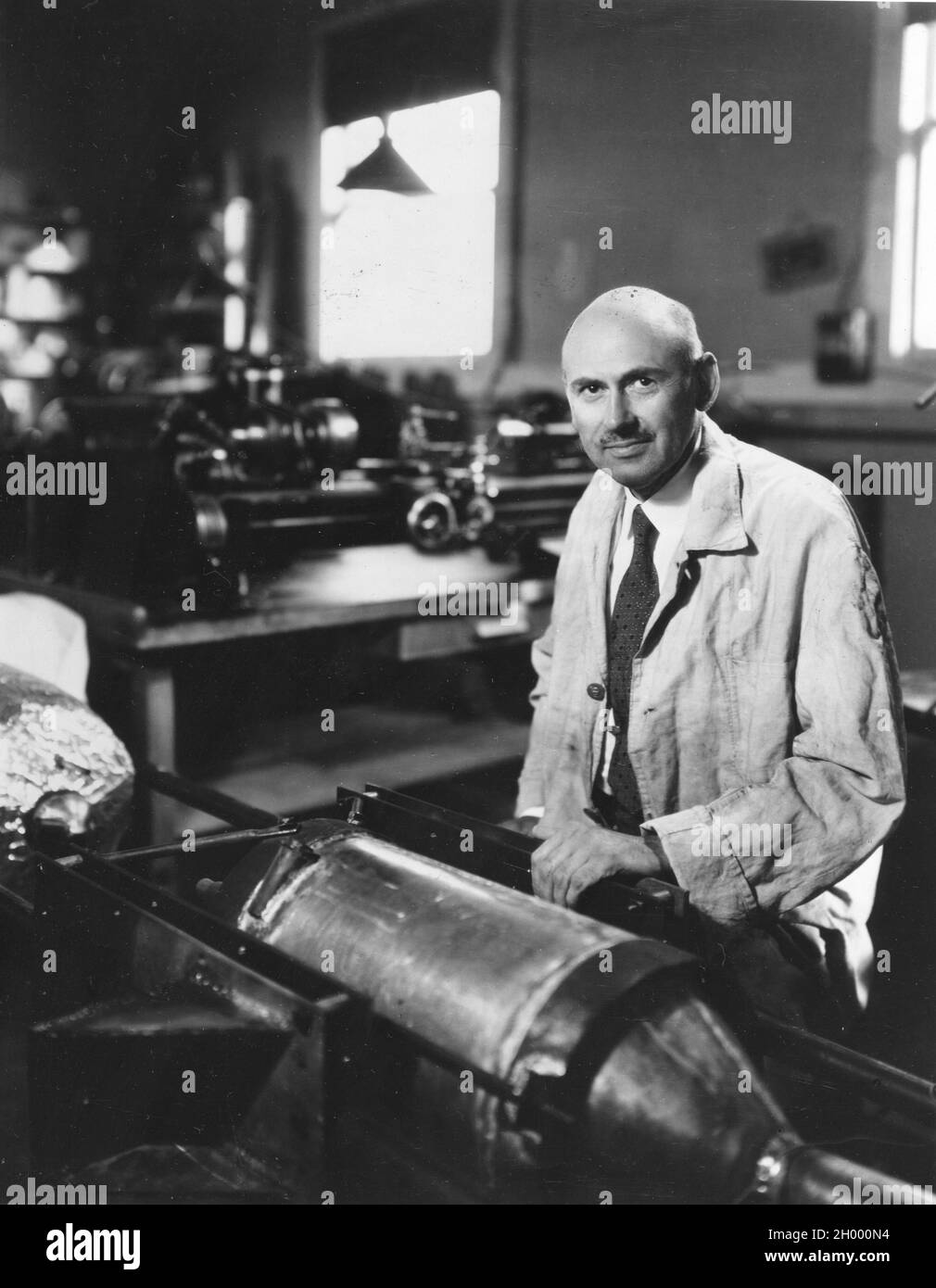 El Dr. Robert Goddard trabaja en un cohete en su tienda en Roswell, Nuevo México. El Dr. Goddard es reconocido como el 'Padre de la Rocketría Americana.' Octubre 1935. Foto de stock