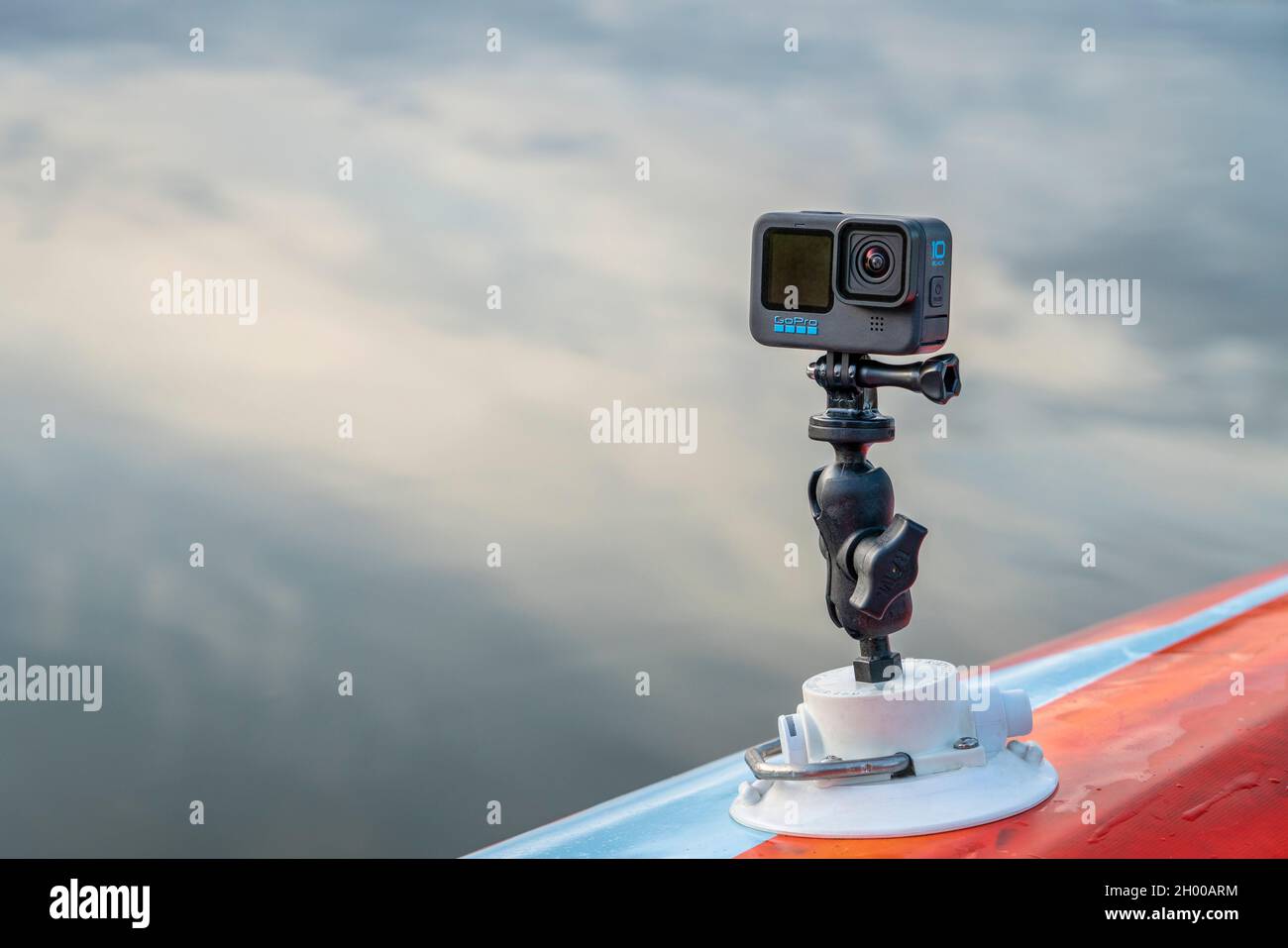 Fort Collins, CO, EE.UU. - 7 de octubre de 2021: GoPro Hero 10 cámara de  acción resistente al agua montada con RAM y ventosa Seasucker en una  cubierta de remo Fotografía de stock - Alamy