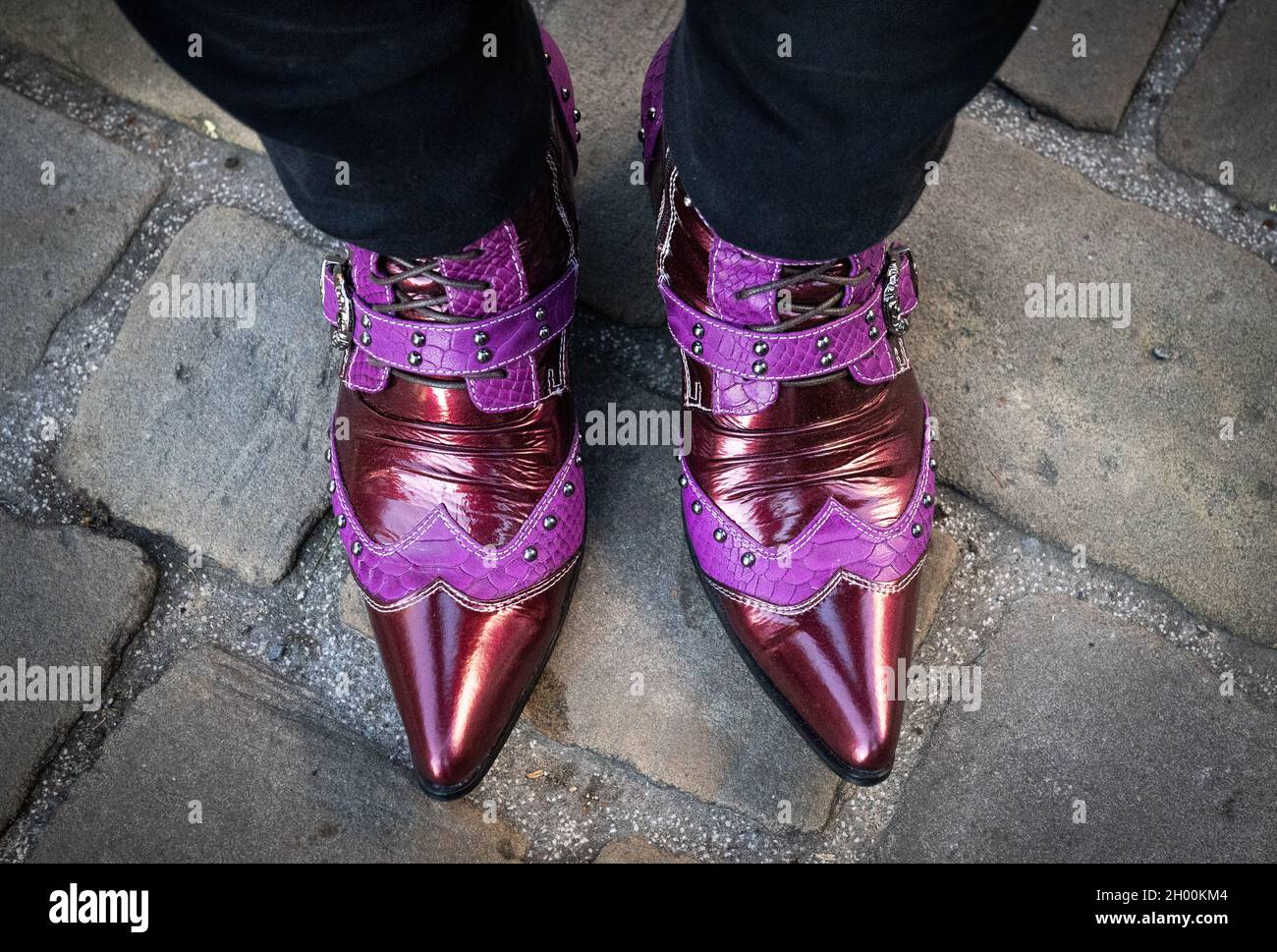 Zapatos para hombre en el Haworth Steampunk Weekend, en el pueblo de  Haworth en las colinas de Pennine, West Yorkshire. Fecha de la foto:  Domingo 10 de octubre de 2021 Fotografía de
