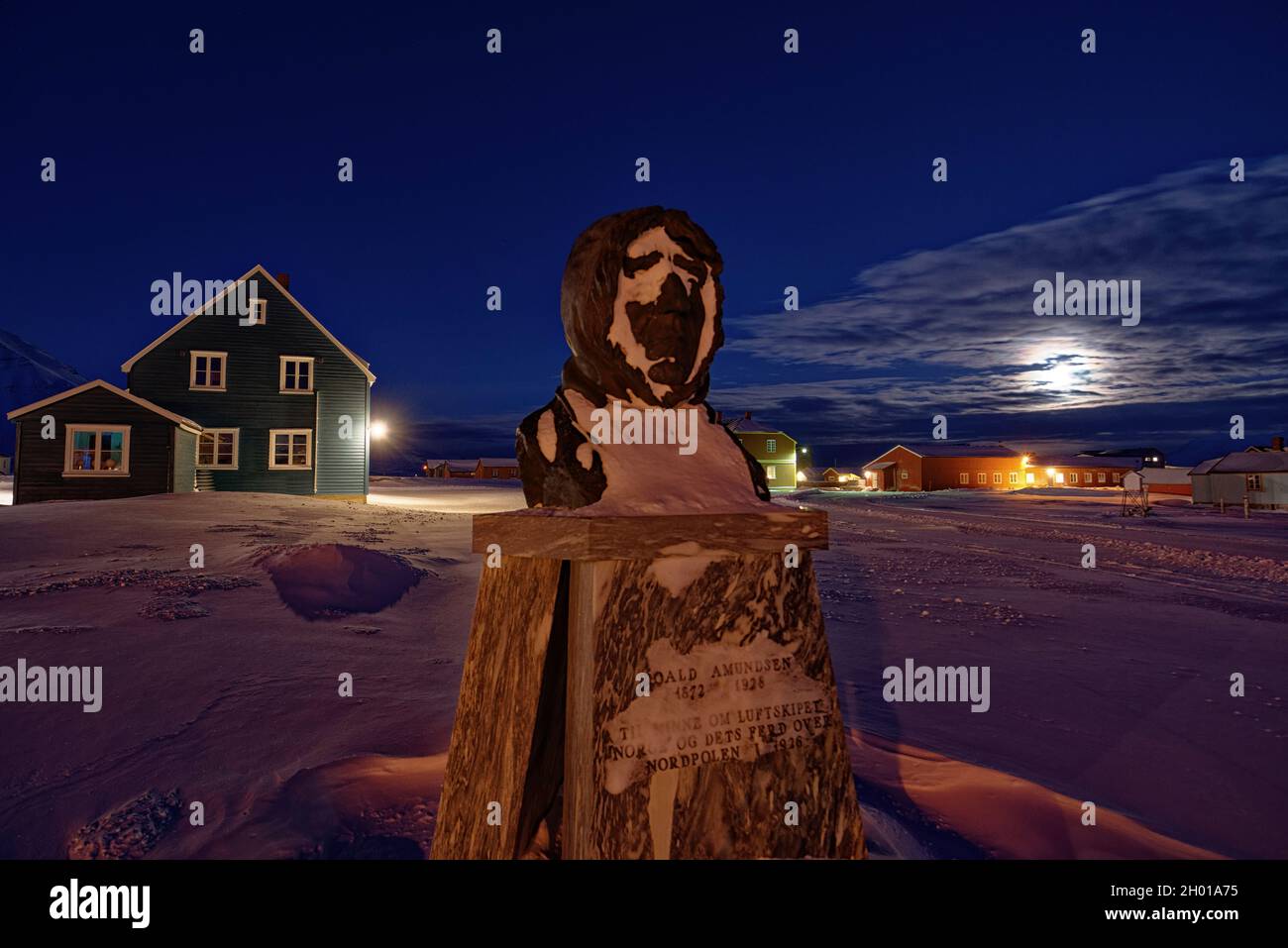 Estatua de Amundsen cubierta de nieve en la temporada oscura en Svalbard. NY Ålesund, Svalbard, Noruega Foto de stock