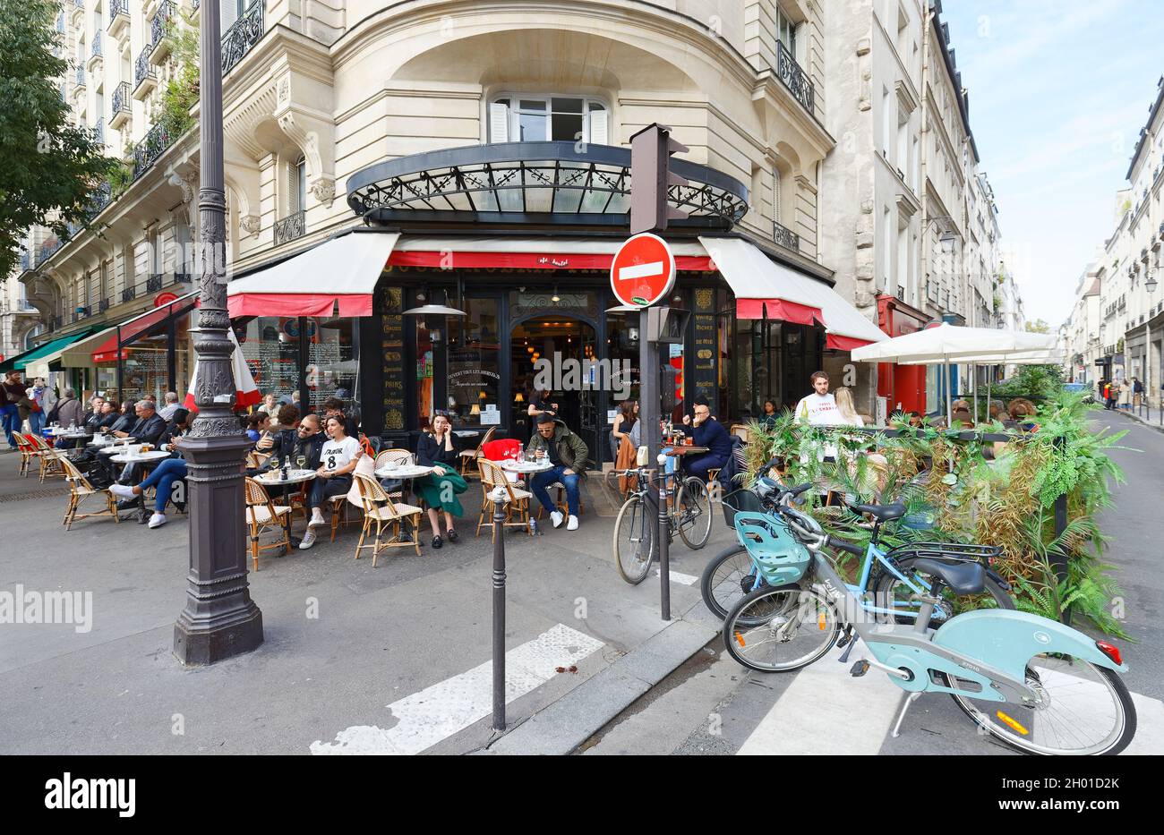 París, Francia-07 de octubre de 2021 : Anteriormente una panadería, el Cafe Charlot fue convertido en un bistro típicamente parisino. Está situado en el distrito de Marais Foto de stock