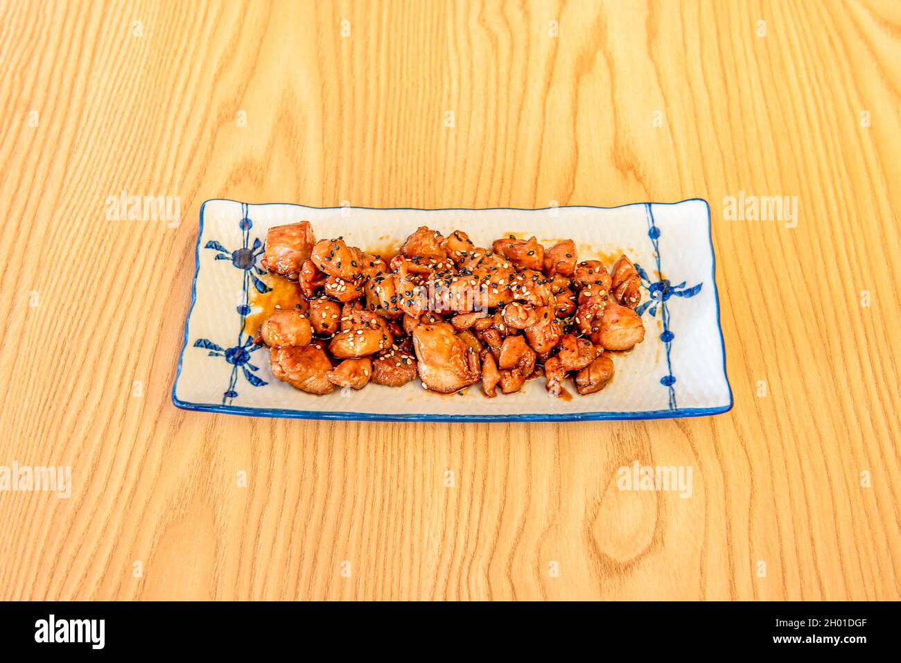 Receta de pollo frito al grill japonés teppanyaki con salsa de soja y  semillas de sésamo y amapola sobre una mesa de madera Fotografía de stock -  Alamy