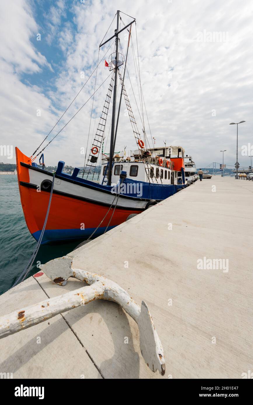 Barco de pesca amarrado en la orilla turca del Bósforo cerca de Besiktas Foto de stock