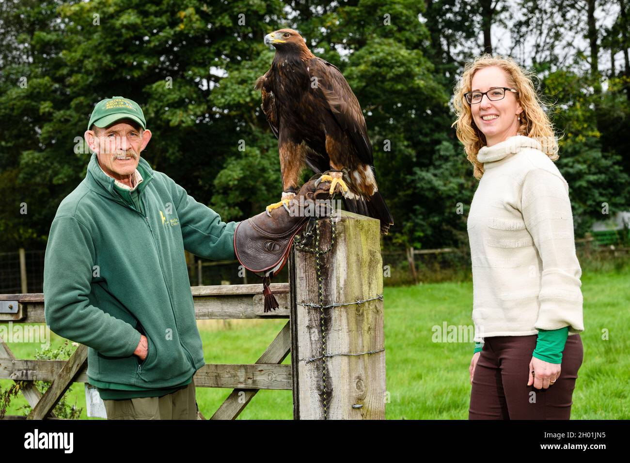 En la foto: Lorna Slater MSP con Saphire el águila de oro y Ray Lowden del Kielder Bird of Prey, el primer golde del Reino Unido Foto de stock