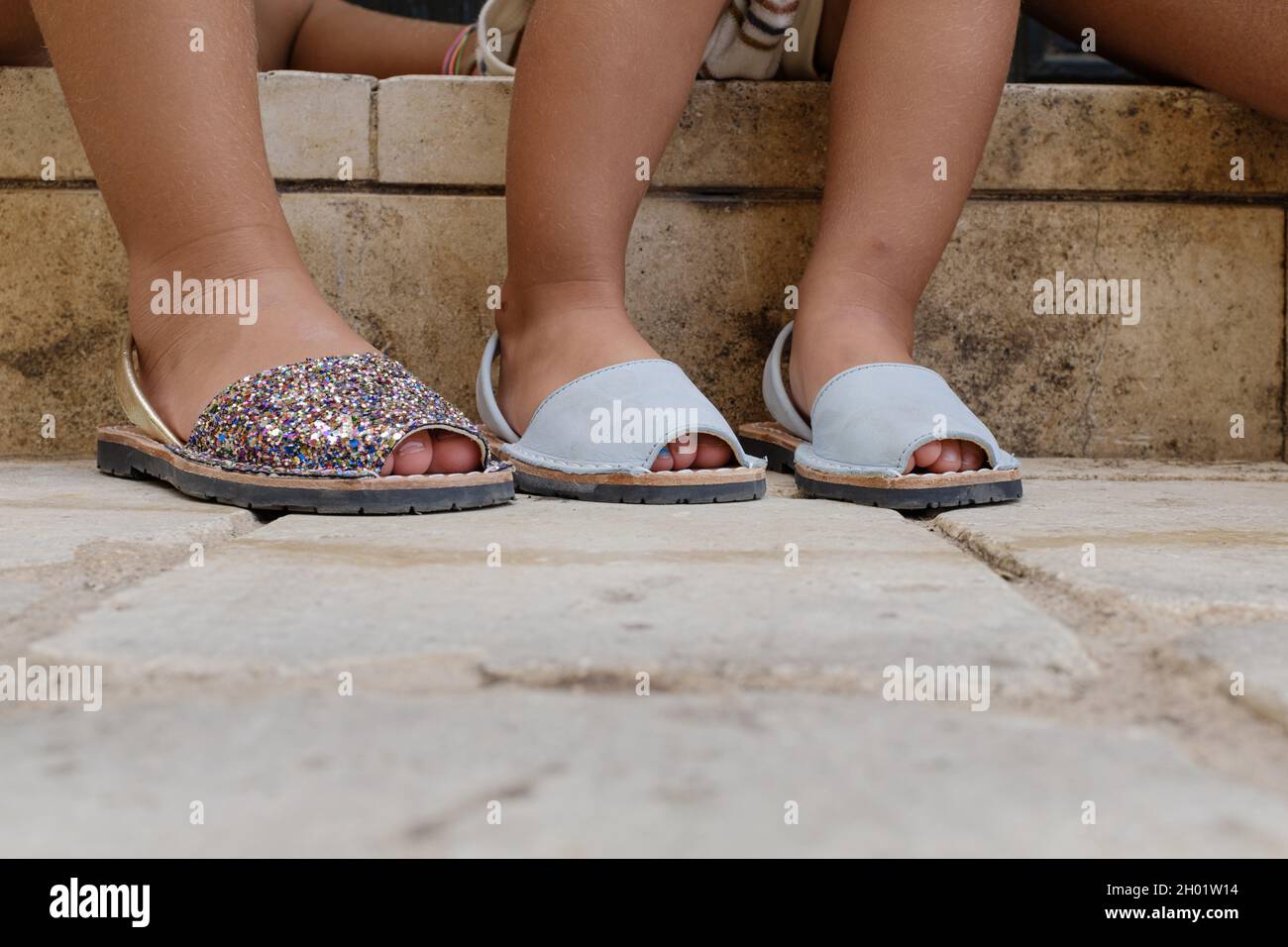 Sandalias de verano para niños en un suelo de ladrillo típico de Menorca,  España Fotografía de stock - Alamy
