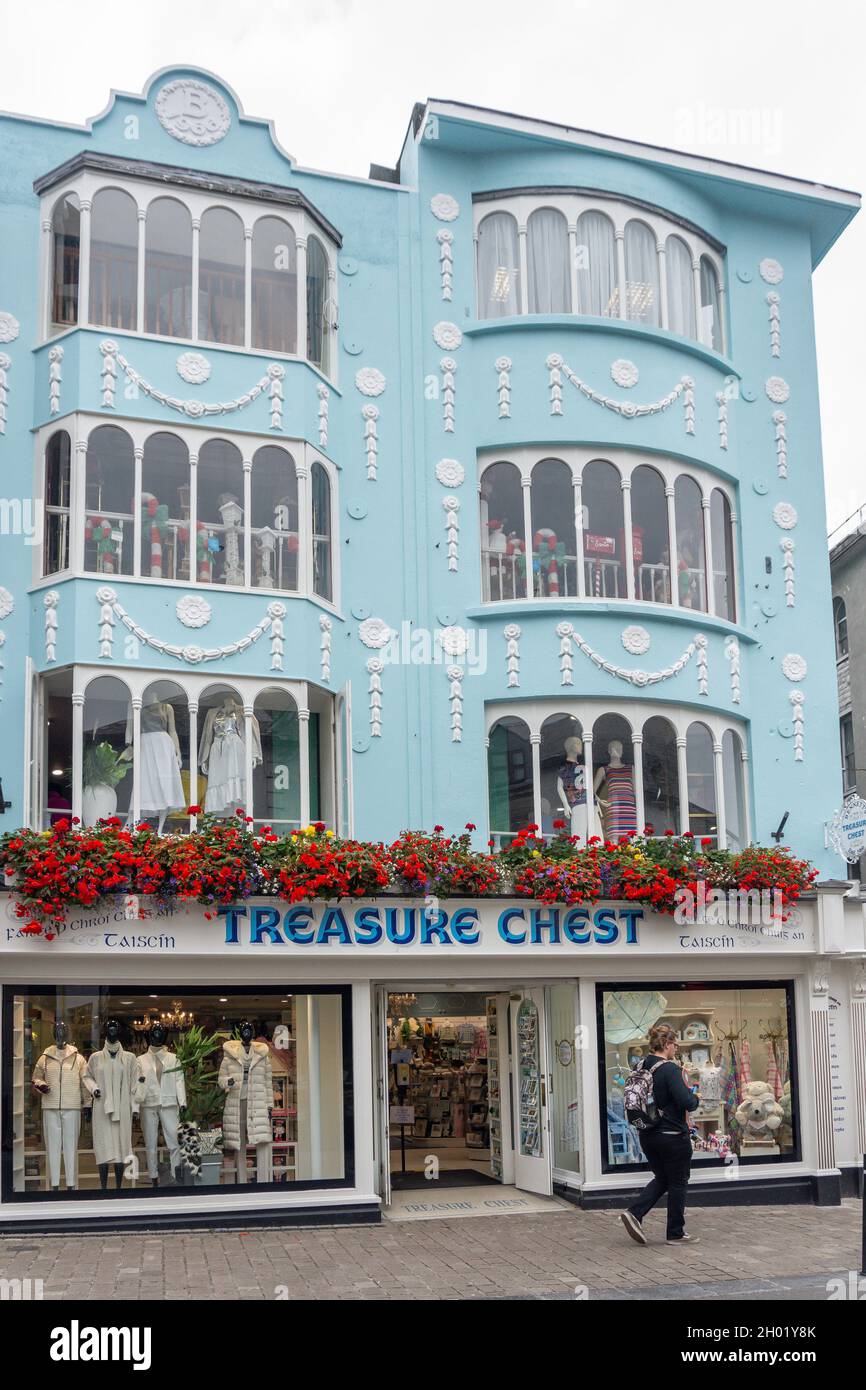 Tienda de regalos y moda Treasure Chest con fachada de diseño, William Street, centro de la ciudad, Galway (Gaillimh), County Galway, República de Irlanda Foto de stock