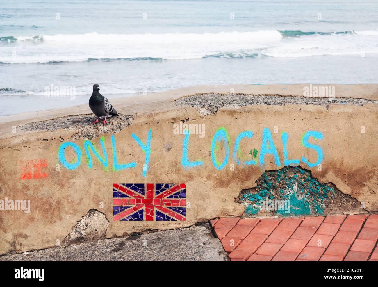 Sólo los lugareños y la bandera de la bandera británica Union Jack pintada en la pared del mar. Brexit, inmigración, Gran Bretaña global, control de fronteras, cruce de migrantes... Foto de stock