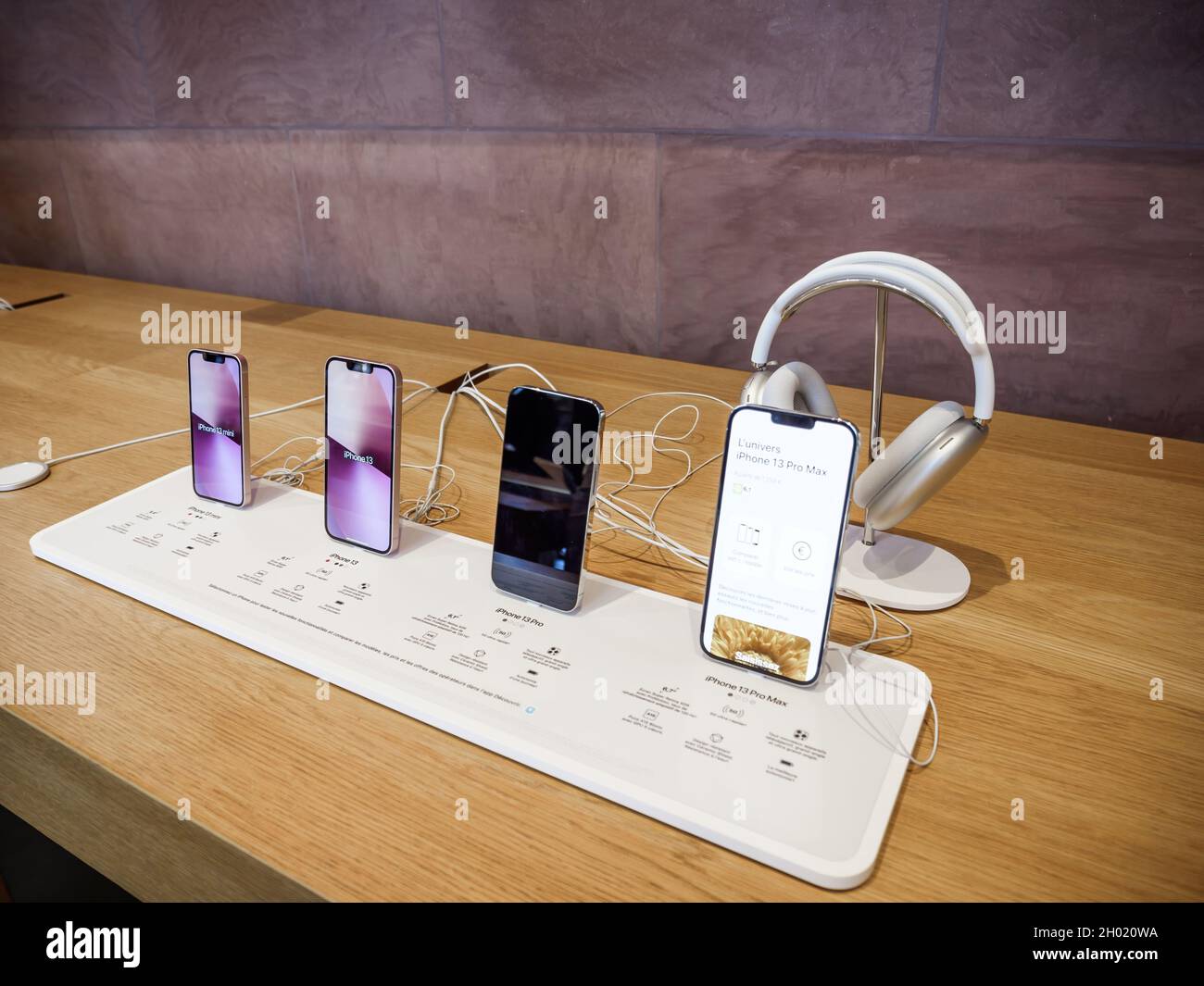 Fila de nuevos smartphones en Apple Store con iPhone 13, 13 Pro y un iPhone  13 Pro Fotografía de stock - Alamy